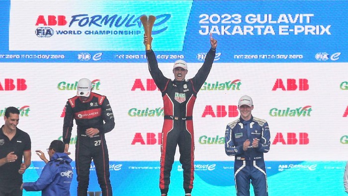 Momen Selebrasi Pascal Wehrlein jadi Juara Race 1 Formula E Jakarta Pebalap Porsche asal Jerman, Pascal Wehrlein berhasil memenangkan Race 1 Formula E Jakarta 2023.