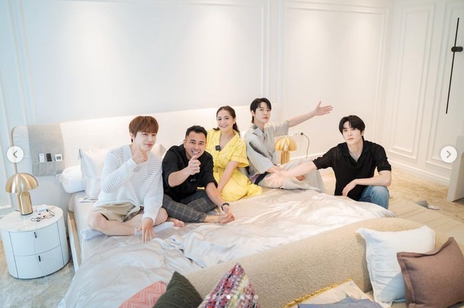 Selama diajak house tour, personel NCT DoJaeJung terkesima dengan kemewahan rumah Sultan Andara. Sampai-sampai berharap diangkat menjadi anak dan menyebut Raffi-Nagita sebagai father and mother. Foto: dok. Instagram @raffinagita1717
