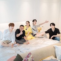 Selama diajak house tour, personel NCT DoJaeJung terkesima dengan kemewahan rumah Sultan Andara. Sampai-sampai berharap diangkat menjadi anak dan menyebut Raffi-Nagita sebagai father and mother. Foto: dok. Instagram @raffinagita1717