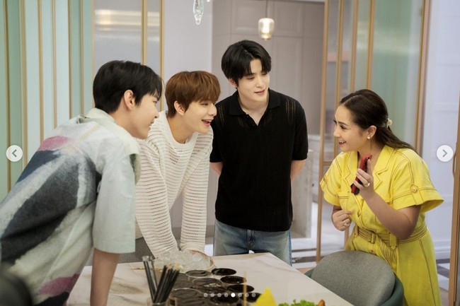 Raffi Ahmad sekaligus mengajak Doyoung, Jaehyun, dan Jungwoo tumpengan dan mendoakan rumah barunya. Di tengah momen itu, Nagita Slavina menyinggung banyak warganet yang menyebut putranya Rafathar mirip Jaehyun saat kecil. Foto: dok. Instagram @raffinagita1717