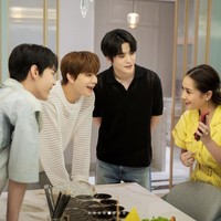 Raffi Ahmad sekaligus mengajak Doyoung, Jaehyun, dan Jungwoo tumpengan dan mendoakan rumah barunya. Di tengah momen itu, Nagita Slavina menyinggung banyak warganet yang menyebut putranya Rafathar mirip Jaehyun saat kecil. Foto: dok. Instagram @raffinagita1717