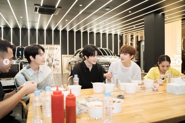 Tak hanya diajak house tour, Raffi Ahmad dan Nagita Slavina juga menyiapkan hidangan untuk tamu spesialnya. Pasangan artis itu menyulap garasinya menjadi tempat kuliner yang menghidangkan batagor hingga es podeng. Foto: dok. Instagram @raffinagita1717