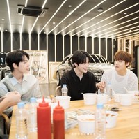 Tak hanya diajak house tour, Raffi Ahmad dan Nagita Slavina juga menyiapkan hidangan untuk tamu spesialnya. Pasangan artis itu menyulap garasinya menjadi tempat kuliner yang menghidangkan batagor hingga es podeng. Foto: dok. Instagram @raffinagita1717