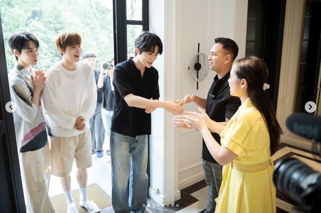 Raffi Ahmad dan Nagita Slavina menyambut kedatangan artis Korea di rumah barunya. Ada NCT DoJaeJung yang berkunjung setelah menggelar fansign eksklusif pada 28 Juni. Foto: dok. Instagram @raffinagita1717