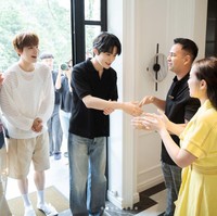 Raffi Ahmad dan Nagita Slavina menyambut kedatangan artis Korea di rumah barunya. Ada NCT DoJaeJung yang berkunjung setelah menggelar fansign eksklusif pada 28 Juni. Foto: dok. Instagram @raffinagita1717