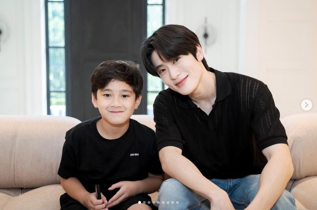 Momen Rafathar dan Jaehyun foto bersama kini menjadi perbincangan hangat di media sosial. Tak sedikit warganet menyebut Rafathar berpotensi jadi idol KPop. Foto: dok. Instagram @raffinagita1717