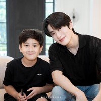 Momen Rafathar dan Jaehyun foto bersama kini menjadi perbincangan hangat di media sosial. Tak sedikit warganet menyebut Rafathar berpotensi jadi idol KPop. Foto: dok. Instagram @raffinagita1717