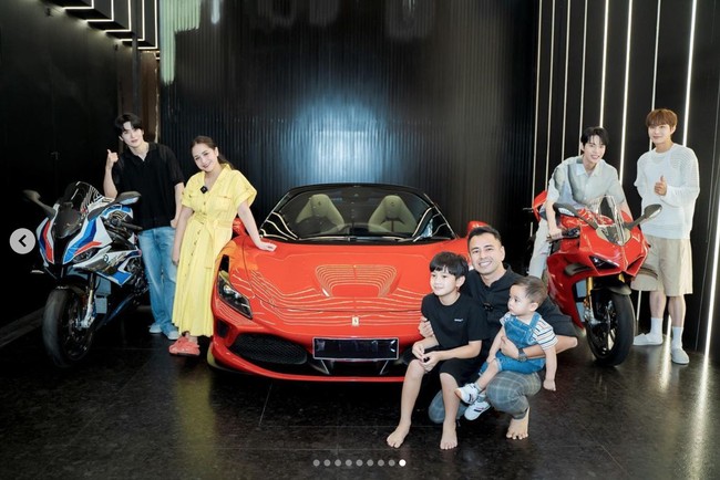 Raffi Ahmad dan Nagita Slavina tak lupa mengabadikan foto bersama NCT DoJaeJung di depan koleksi mobil mewahnya. Jungwoo dan Doyoung sempat bergantian menaiki motor Ducati-nya. Foto: dok. Instagram @raffinagita1717
