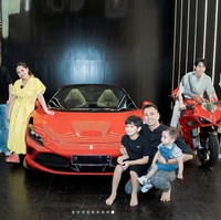 Raffi Ahmad dan Nagita Slavina tak lupa mengabadikan foto bersama NCT DoJaeJung di depan koleksi mobil mewahnya. Jungwoo dan Doyoung sempat bergantian menaiki motor Ducati-nya. Foto: dok. Instagram @raffinagita1717