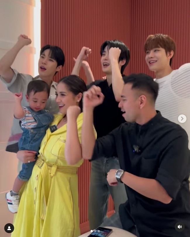 Meskipun tak muncul dalam vlog, NCT DoJaeJung ternyata berjoget bersama Rayanza Cipung dengan lagu terompet kesukaannya yang membuatnya auto joget. Foto: dok. Instagram @raffinagita1717