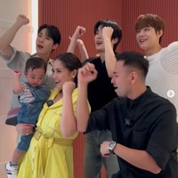 Meskipun tak muncul dalam vlog, NCT DoJaeJung ternyata berjoget bersama Rayanza Cipung dengan lagu terompet kesukaannya yang membuatnya auto joget. Foto: dok. Instagram @raffinagita1717
