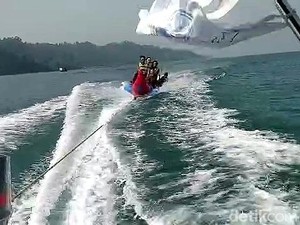 Serunya Naik Banana Boat dan Donut Boat di Pantai Bensam Lampung
