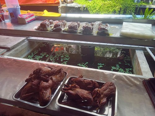 Ayam dan bebek panggang yang siap disajikan.