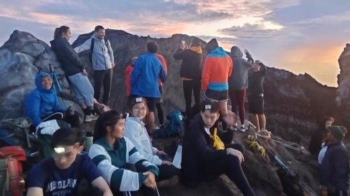 Para wisatawan saat mendaki Gunung Agung, Karangasem, Bali, beberapa waktu lalu.