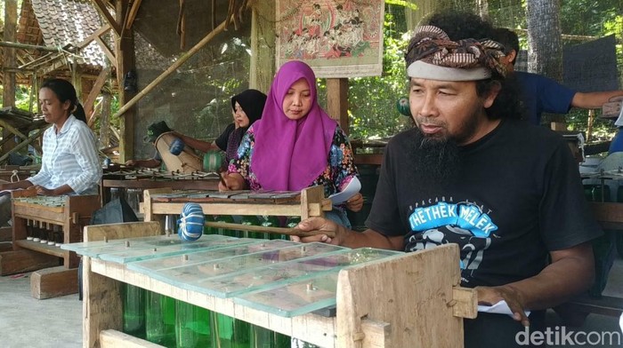 Pasar Beling Pacitan saat suguhkan tampilan gamelan kaca