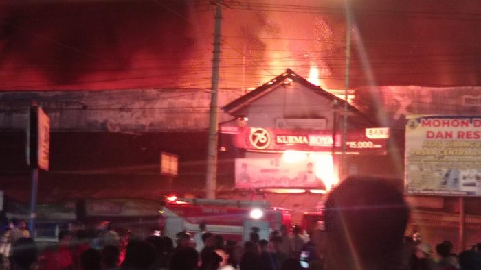 Pasar Perja di Kecamatan Purwareja Klampok, Banjarnegara, terbakar, Sabtu (3/6/2023) malam.