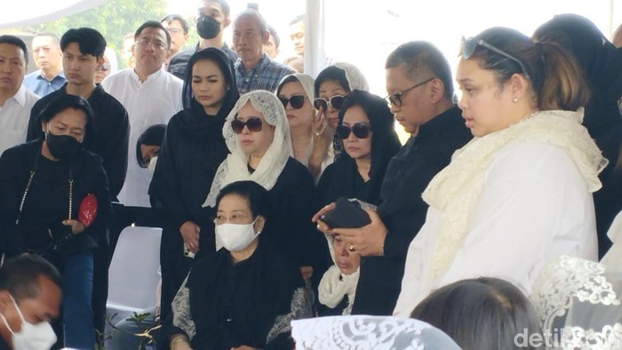 pemakaman ayah mertua Puan Maharani dTPU Tanah Kusir, Megawati hadir (Belia/detikcom).