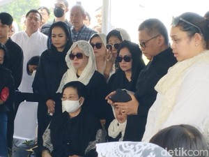 Megawati Hadiri Pemakaman Mertua Puan Maharani di TPU Tanah Kusir