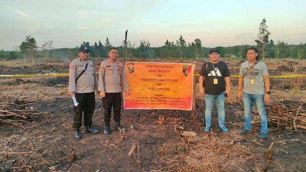 Lahan yang sengaja dibakar di Muara Enim dipasang garis polisi.
