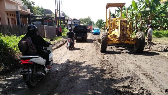 Penanganan ruas jalan Pekkae Barru-Batas Soppeng.