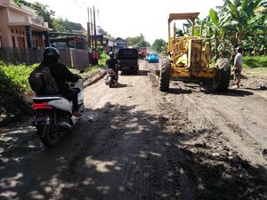 Sorotan Legislator ke Proyek Jalan Pemprov Sulsel di Soppeng Mandek