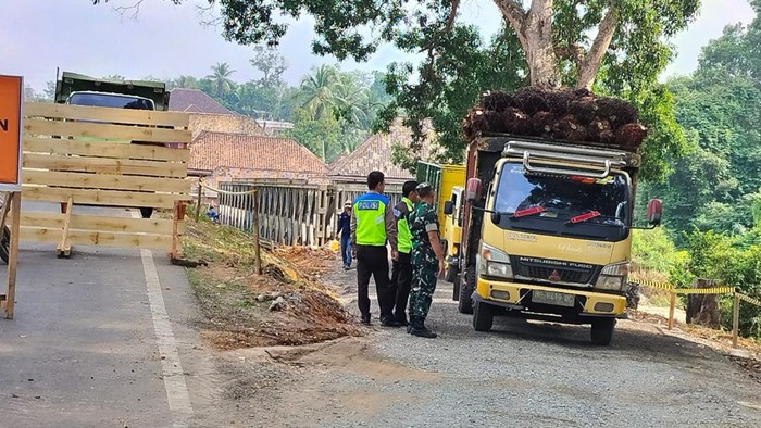 Jalan Prabumulih-OKU dialihkan karena ada perbaikan jembatan.