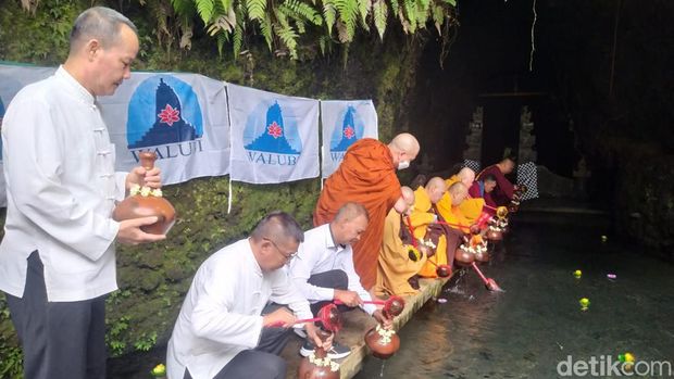 Pengambilan air suci sebagai prosesi Waisak di Umbul Jumprit, Kabupaten Temanggung, Jawa Tengah, Sabtu (3/6/2023). Pengambilan air suci sebagai prosesi Waisak di Umbul Jumprit, Kabupaten Temanggung, Jawa Tengah, Sabtu (3/6/2023).