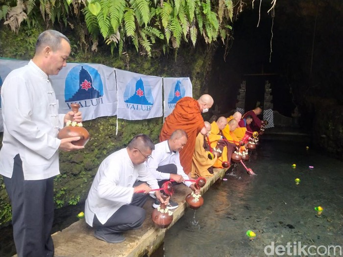Pengambilan air suci sebagai prosesi Waisak di Umbul Jumprit, Kabupaten Temanggung, Jawa Tengah, Sabtu (3/6/2023).