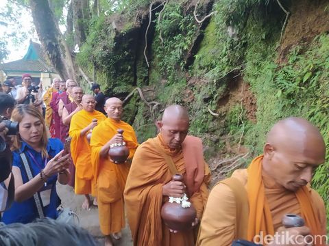Pengambilan air suci sebagai prosesi Waisak di Umbul Jumprit, Kabupaten Temanggung, Jawa Tengah, Sabtu (3/6/2023).