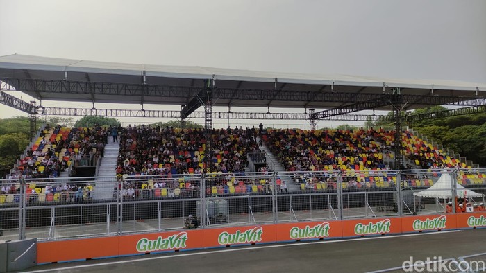 Penonton Grand Stand di Formula E Jakarta 2023.