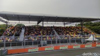 Banyaknya penonton yang hadir di sirkuit menjadi bukti, Formula E Jakarta 2023 yang banyak dikritik nyatanya diminati penonton. Foto: Septian Farhan Nurhuda/detik.com