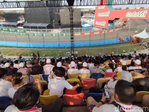 Formula E Jakarta Hari Pertama Ramai Disesaki Penonton