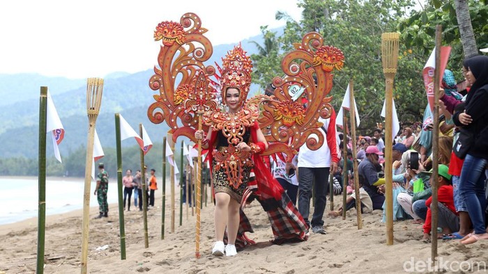 Peragaan Busana di Pinggir Pantai
