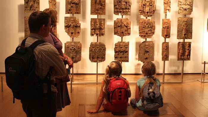 Perunggu Benin yang dijarah tentara Kerajaan Inggris dari istana Kerajaan Benin (kini di Nigeria) dan dipajang di British Museum, London.