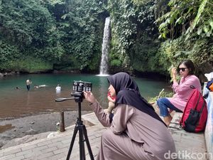 Byurrr.. Segarnya Mandi di Air Terjun Sengkuang Bengkulu saat Weekend