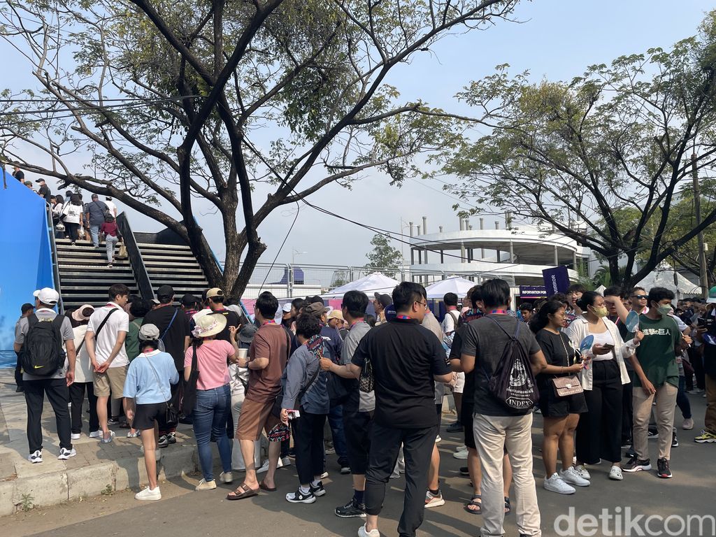 petugas tawarkan upgrade tiket Formula E di kawasan sirkuit Ancol, Jakarta Utara (Vivi/detikcom).