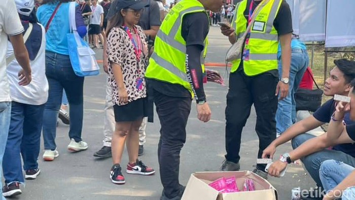petugas tawarkan upgrade tiket Formula E di kawasan sirkuit Ancol, Jakarta Utara (Vivi/detikcom).