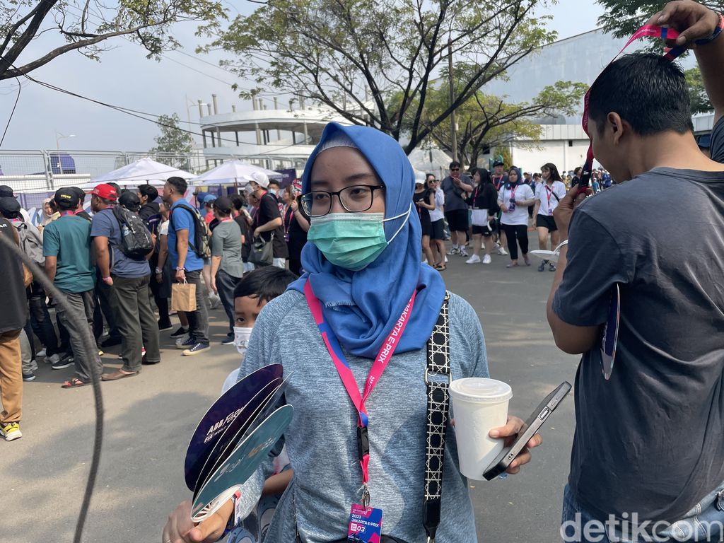 petugas tawarkan upgrade tiket Formula E di kawasan sirkuit Ancol, Jakarta Utara (Vivi/detikcom).