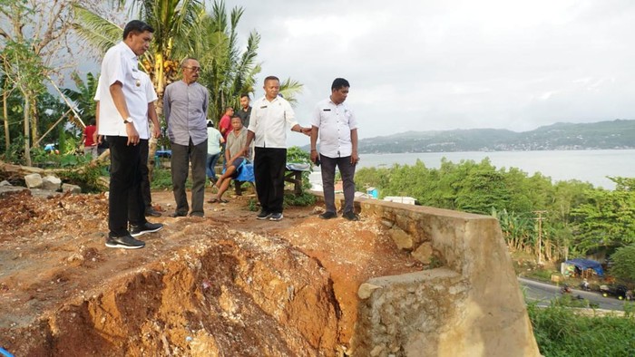 Pj Wali Kota Ambon Bodewin M Wattimena meninjau lokasi longsor.