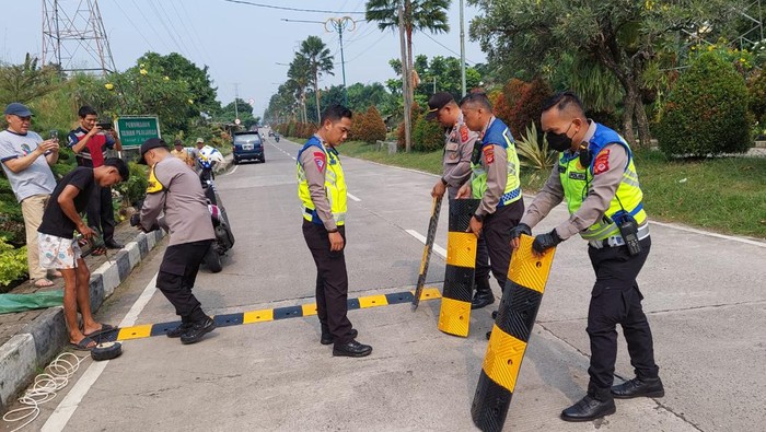 Polisi memasang speed bump di Jalan Kolonel Ahmad Syam, Katulampa, Kota Bogor, demi mencegah balap liar