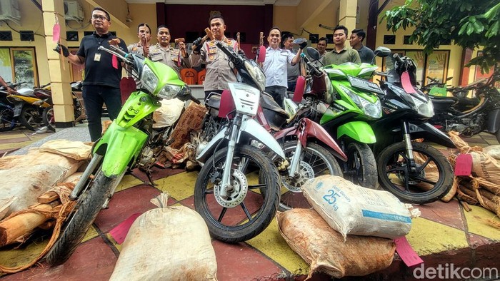 Polisi memperlihatkan sejumlah barang bukti dari lokasi tambang, motor, bahan tambang, hingga peralatan