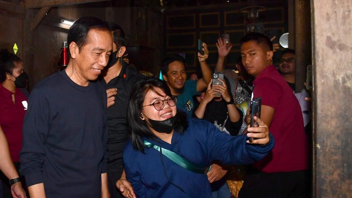 Presiden Jokowi di Warung Kopi Klotok Yogyakarta
