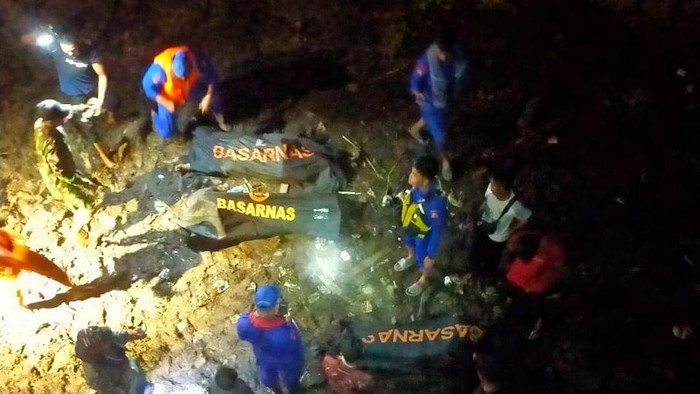 Proses evakuasi 3 pekerja tewas terperosok di lubang kapal tongkang di Barito Kuala. Dokumen Istimewa