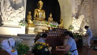 Di Bali umat Buddha terlihat menghias altar ersembahyangan saat persiapan menyambut Hari Raya Waisak di Vihara Buddha Sakyamuni, Denpasar, Bali, Sabtu (3/6/2023). ANTARA FOTO/Nyoman Hendra Wibowo