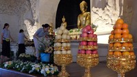 Umat Buddha di vihara tersebut melakukan kerja bakti menjelang persembahyangan perayaan Tri Suci Waisak 2567 Buddhis Era (BE) yang akan berlangsung pada Minggu (4/6). ANTARA FOTO/Nyoman Hendra Wibowo