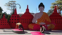 Di Surabaya, petugas dari Pemkot setempat membuat dekorasi bernuansa stupa dan biksu di depan Balai Kota Surabaya, Jawa Timur, Sabtu (3/6/2023). Pemasangan dekorasi itu untuk menyambut Hari Raya Tri Suci Waisak. ANTARA FOTO/Didik Suhartono
