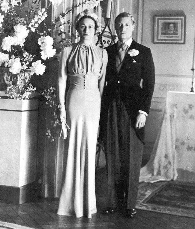 Kehilangan takhtanya demi wanita, Edward VIII kemudian mendapat gelar Duke of Windsor dari adiknya Raja George VI. Pada 3 Juni 1937, Edward VIII menikah dengan Wallis Simpson di Chateau de Cande, Prancis. Namun ada kisah miris di balik foto bahagia Edward VIII saat menikah dengan Wallis ini. Foto: Getty Images