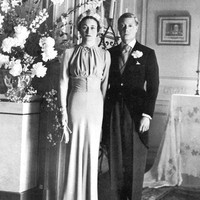 Kehilangan takhtanya demi wanita, Edward VIII kemudian mendapat gelar Duke of Windsor dari adiknya Raja George VI. Pada 3 Juni 1937, Edward VIII menikah dengan Wallis Simpson di Chateau de Cande, Prancis. Namun ada kisah miris di balik foto bahagia Edward VIII saat menikah dengan Wallis ini. Foto: Getty Images