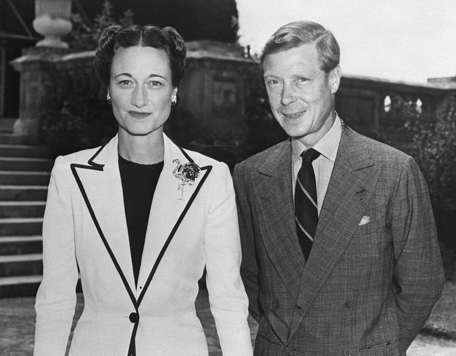 Pada 1936, Edward VIII menyampaikan pada Perdana Menteri Inggris saat itu Stanley Baldwin keinginannya untuk menikahi Wallis Simpson. Namun menurut sang perdana menteri, pernikahannya tidak dapat diterima karena menurut aturan Gereja Inggris, seorang raja tidak bisa menikah dengan wanita yang sudah pernah bercerai. Jika menikah, Wallis juga tak akan diterima rakyat sebagai ratu. Foto: Getty Images