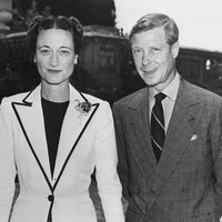 Pada 1936, Edward VIII menyampaikan pada Perdana Menteri Inggris saat itu Stanley Baldwin keinginannya untuk menikahi Wallis Simpson. Namun menurut sang perdana menteri, pernikahannya tidak dapat diterima karena menurut aturan Gereja Inggris, seorang raja tidak bisa menikah dengan wanita yang sudah pernah bercerai. Jika menikah, Wallis juga tak akan diterima rakyat sebagai ratu. Foto: Getty Images